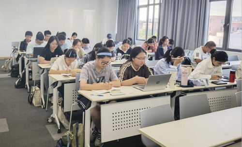 图2 同学们认真倾听.png