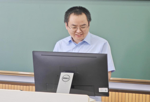 图1 何松旭副教授主讲.png